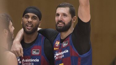 Brandon Davies y Nikola Mirotic.