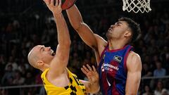 BARCELONA, 19/05/2024.- Stevic (i), del Lenovo Tenerife, y Da Silva (d), del FC Barcelona, durante el primer partido correspondiente a los cuartos de final del playoff de la Liga ENDESA entre el Barça y el Lenovo Tenerife, disputado este domingo en el Palau Blaugrana. EFE/Enric Fontcuberta.
