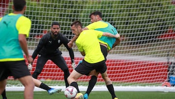 Jonathan Dubasin y Diego S芍nchez disputan el bal車n en un entrenamiento en Mareo.