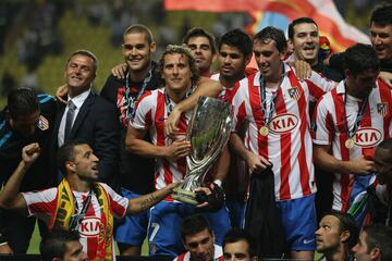 Ese mismo año, el 27 de agosto de 2010, el equipo colchonero ganó la Supercopa de Europa al equipo italiano Internazionale, de modo que el uruguayo pudo levantar una copa más.