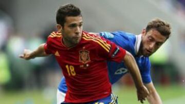 El jugador de la selección española Jordi Alba controla el balón bajo la presión del jugador italiano Claudio Marchisio durante el partido de la Eurocopa (Grupo C) que ambos equipos han disputado en el estadio PGE Arena de Gdansk (Polonia) hoy, domingo, 10 de junio de 2012. El partido concluyó con empate 1-1.