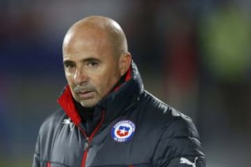 Jorge Sampaoli al borde del terreno.