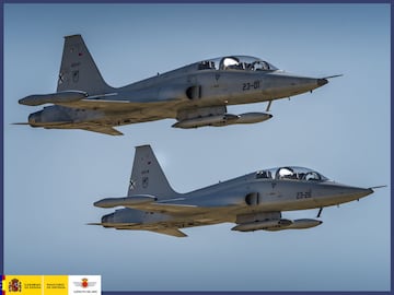 El Northrop F-5 es un caza ligero y supersnico dise?ado en Estados Unidos en la dcada de 1960. Espa?a adquiri 70 unidades entre 1969 y 1972, fabricadas por CASA bajo licencia. Estos aviones han sido fundamentales en el Ejrcito del Aire, especialmente en la formacin de pilotos para cazas modernos como el F/A-18 y el Eurofighter. Actualmente, alrededor de 19 unidades operativas continan en servicio, tras diversas modernizaciones que han extendido su vida til. 
