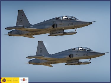 El Northrop F-5 es un caza ligero y supersónico diseñado en Estados Unidos en la década de 1960. España adquirió 70 unidades entre 1969 y 1972, fabricadas por CASA bajo licencia. Estos aviones han sido fundamentales en el Ejército del Aire, especialmente en la formación de pilotos para cazas modernos como el F/A-18 y el Eurofighter. Actualmente, alrededor de 19 unidades operativas continúan en servicio, tras diversas modernizaciones que han extendido su vida útil. 
