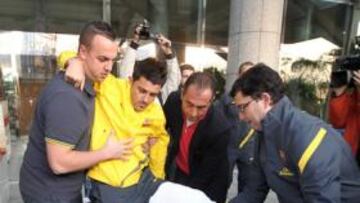 <b>AYUDADO. </b>Villa tuvo que ser asistido por Galán (izquierda), Manel Estiarte y Ricard Pruna para sentarse en la silla de ruedas.