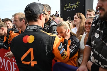 Lando Norris celebra con Margarida Corceiro durante el Gran Premio de Hungría de F1 en Hungaroring el 3 de agosto de 2025.