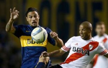 Daniel Osvaldo de Boca Juniors lucha la pelota ante Carlos Sanchez de River Plate.