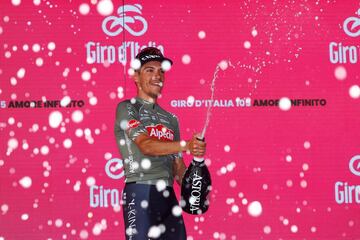 El ciclista italiano del equipo Alpecin-Fenix ​​​​Stefano Oldani celebra en el podio después de ganar la 12ª etapa de la carrera ciclista Giro d'Italia 2022.