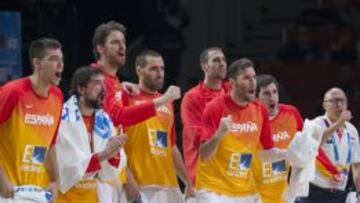 Hernangómez, Llull, Gasol, San Emeterio, Rudy, Aguilar y Vives celebran una acción de España en el partido contra Grecia.