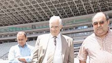 <b>PREOCUPADO. </b>Luis desconfía del césped.