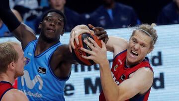 MADRID, 20/09/2020.- El pívot estadounidense del Manresa Scott Eatherton (d) y el pivot dominicano del Estudiantes Ángel Delgado, durante el partido de la primera jornada de la Liga ACB disputado este domingo en el Wizink Center de Madrid. EFE/Juan Carlos Hidalgo