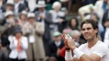 Rafael Nadal aplaude al p&uacute;blico de Roland Garros.