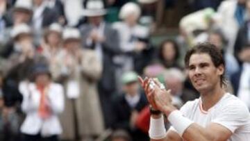 Rafael Nadal aplaude al p&uacute;blico de Roland Garros.