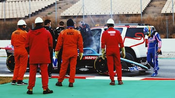 El monoplaza del piloto español se ha roto durante los test realizados esta mañana en el circuito de Montmeló. Han tenido que salir los comisarios con los extintores.