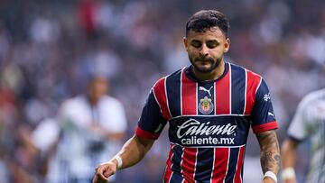 What injury did Chivas winger Alexis Vega suffer against Atlético San Luis?