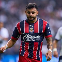 What injury did Chivas winger Alexis Vega suffer against Atlético San Luis?