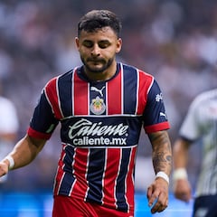 Alexis Vega sale lesionado del partido contra Atlético de San Luis