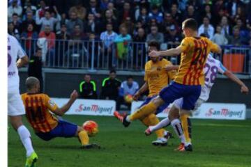 Jugada previa al gol de Juanpi que hace el empate del Málaga contra el Barcelona.