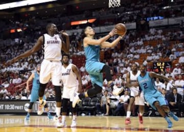 Jeremy Lin y Luol Deng.