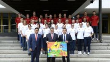 CSD. Graefenhain, Cardenal y Carballo, con los gimnastas.