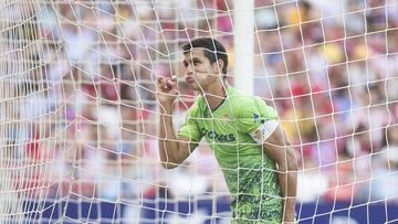 Aissa Mandi, ante el Atlético.