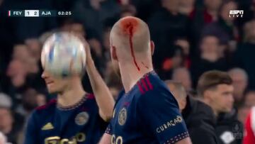Klaassen, en el Feyenoord-Ajax después de recibir un mecherazo en la cabeza.