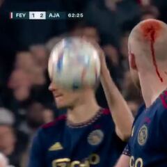 El Ajax se retira del campo 30 minutos por un mecherazo