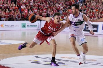 Dani Garc¨ªa bota ante Kalinoski.