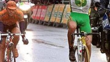 <B>EN GANADOR.</B> Pereiro levanta los brazos en la meta de Sabadell. Etxebarría hizo mal la táctica.