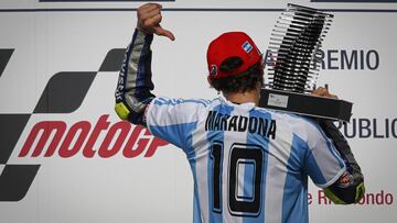 Rossi subi&oacute; al podio de Termas en 2015 con la camiseta de Argentina.