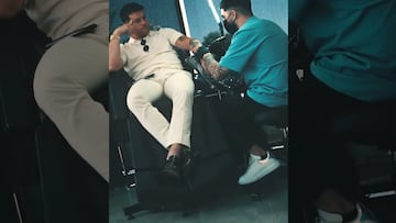 Vídeo: El nuevo tatuaje del ‘Canelo’ en honor a su abuela