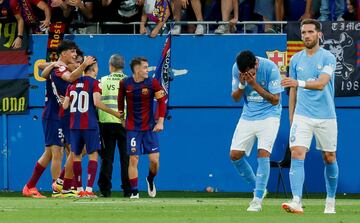 Los jugadores del Ibiza se lamentan tras el gol de Unai.