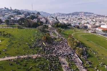 Miles de personas en la protesta en San Francisco contra el ICE. La ciudad de California se une así al resto de lugares en EE.UU. que han asumido una huelga general en contra de las actuaciones del Servicio de Inmigración y Control de Aduanas.