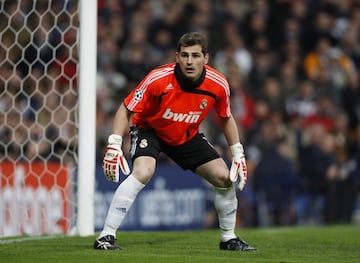 Iker Casillas portero del Real Madrid defendiendo la portería durante un partido de Champions League contra el Roma el 05 de marzo de 2008