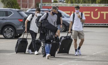 Luis Enrique y su cuerpo técnico llegando a las Rozas. 
