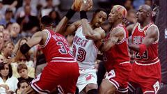 MIA06:SPORT-NBA:MIAMI,FLORIDA,24MAY97 - Miami Heat center Alonzo Mourning (33, white jersey) gets triple-teamed by Chicago Bulls&#039; Scottie Pippen (L), Dennis Rodman and Michael Jordan (R) in the second quarter of Game Three of the Eastern Conference F