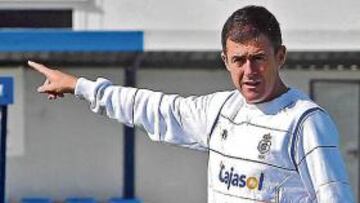 <b>PROPIA ACERA. </b>Lucas Alcaraz prefiere centrarse exclusivamente en su equipo y no en los problemas que rodean al Sevilla.