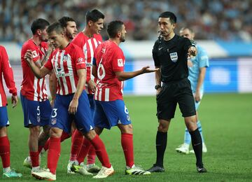 Soccer Football - Pre-Season Friendly - Atletico Madrid v Manchester City - Seoul World Cup Stadium, Seoul, South Korea - July 30, 2023 Atletico Madrid's Alvaro Morata, Koke and teammates remonstrate with the referee as Cesar Azpilicueta reacts REUTERS/Kim Hong-Ji