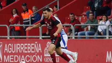 Alberto Reina en una acción del duelo ante el Granada.