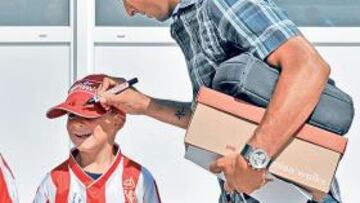 <b>VETERANO. </b>Diego Castro, firmando la gorra de un niño, iniciará su cuarta campaña en el Sporting.