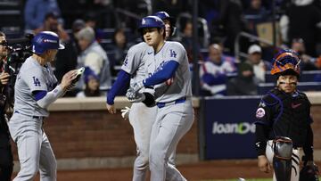 Queens (United States), 17/10/2024.- Los Angeles Dodgers designated hitter Shohei Ohtani (C) is greeted by teammate Enrique Hernández (L) after hitting a three-run home run off a pitch by New York Mets pitcher Tylor Megill, as New York Mets catcher Francisco Alvarez looks on during the eighth inning of the Major League Baseball (MLB) American League Championship Series playoff game three in Queens, New York, USA, 16 October 2024. The League Championship Series is the best-of-seven games and is tied 1-1. The winner of the National League Championship Series will face the winner of the American League Championship Series to advance to the World Series. (Liga de Campeones, Nueva York) EFE/EPA/CJ GUNTHER
