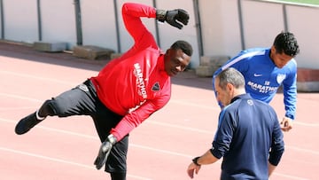 Kameni entrenando con el M&aacute;laga. 