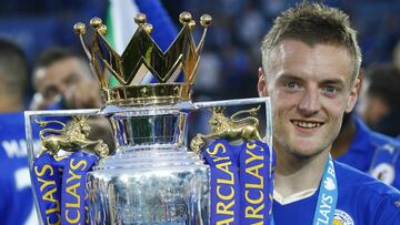Vardy posa con el título de la PRemier.