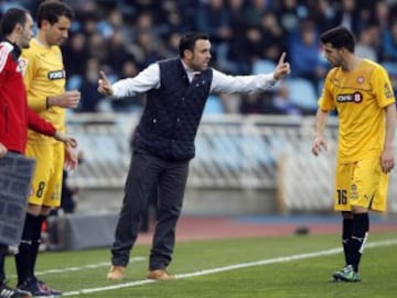 Sergio González da instrucciones a su jugador Javi López.