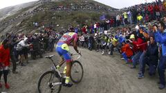 Alberto Contador asciende el Colle delle Finestre durante el Giro de Italia 2015.