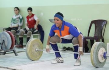 En Sadr City, un barrio chiíta de la capital iraquí, Bagdad, ocho mujeres se preparán para ser las primeras mujeres del equipo de halterofilia femenino de Irak, y conseguir medallas para su país. El equipo de halterofilia femenina representará a Irak en el Campeonato de Asia en Qatar.