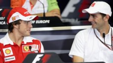 Pedro Mart&iacute;nez de la Rosa en la rueda de prensa de un Gran Premio, junto a su nuevo compa&ntilde;ero de escuder&iacute;a, Fernando Alonso.
