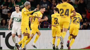 Elche (Alicante), 01/04/2023.- Los jugadores del FC Barcelona celebran su primer gol durante el encuentro correspondiente a la jornada 27 de LaLiga Santander que disputan hoy sábado frente al Elche en el estadio Manuel Martinez Valero de la localidad alicantina. EFE/Biel Aliño.
