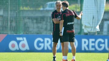 Natxo González todavía busca su centro del campo.