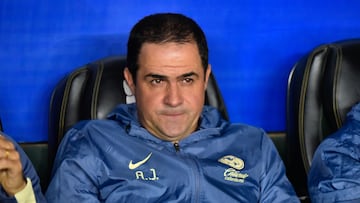 Andre Soares Jardine head coach of America during the 11th round match between Leon and America as part of the Liga BBVA MX, Torneo Apertura 2024 at Nou Camp Stadium on October 05, 2024 in Leon, Guanajuato, Mexico.